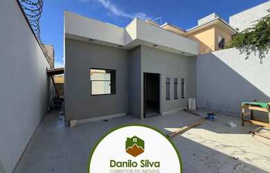 Imagem: A casa possui 3 Dormitórios, 2 Banheiros, 2 Vagas na garagem