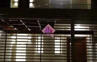 Imagem: A casa possui 3 Dormitórios, 1 Banheiro, 2 Vagas na garagem