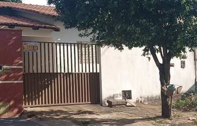 Imagem: A casa possui 2 Dormitórios, 1 Banheiro e 1 Vaga na garagem
