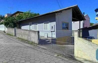 Imagem: A casa possui 3 Dormitórios, 1 Banheiro, 2 Vagas na garagem