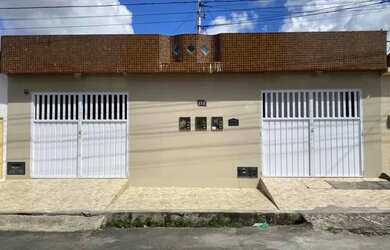 Imagem: A casa possui 3 Dormitórios, 3 Banheiros, 2 Vagas na garagem