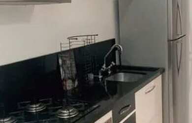 Imagem: O apartamento possui 2 Dormitórios, 1 Banheiro, 1 Vaga na garagem