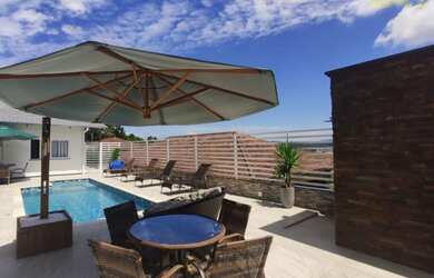 Imagem: A casa possui 3 Dormitórios, 3 Banheiros, 4 Vagas na garagem