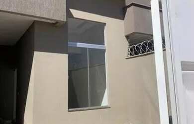 Imagem: A casa possui 2 Dormitórios, 2 Banheiros, 2 Vagas na garagem