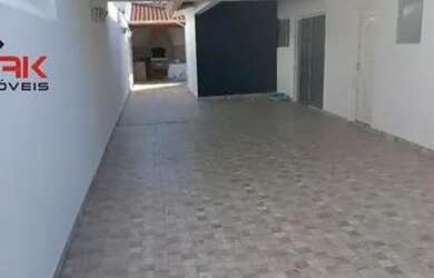 Imagem: A casa possui 3 Dormitórios, 3 Banheiros, 4 Vagas na garagem