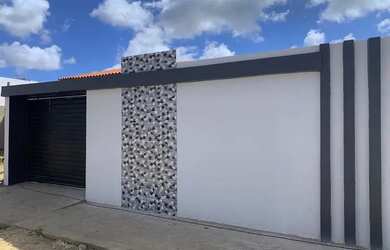 Imagem: A casa possui 2 Dormitórios, 2 Banheiros, 3 Vagas na garagem