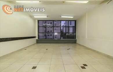 Imagem: O depósito possui 2 Vagas na garagem, 151m² de Área e está