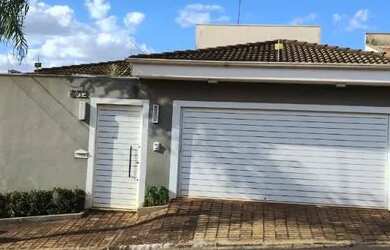 Imagem: A casa possui 3 Dormitórios, 3 Banheiros, 2 Vagas na garagem