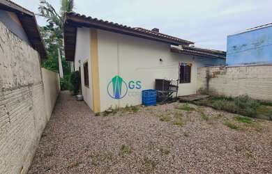 Imagem: A casa possui 2 Dormitórios, 1 Banheiro, 2 Vagas na garagem