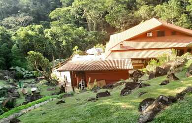 Imagem: A casa possui 4 Dormitórios, 5 Banheiros, 5 Vagas na garagem