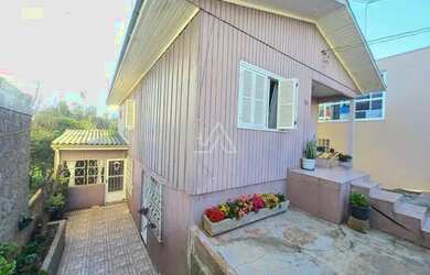 Imagem: A casa possui 5 Dormitórios, 3 Banheiros, 3 Vagas na garagem