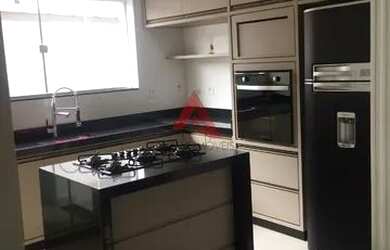 Imagem: A casa possui 3 Dormitórios, 2 Banheiros, 3 Vagas na garagem