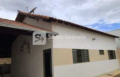 Imagem: A casa possui 3 Dormitórios, 3 Banheiros, 5 Vagas na garagem