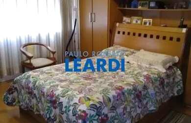 Imagem: A casa possui 3 Dormitórios, 3 Banheiros, 4 Vagas na garagem