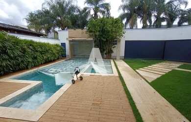 Imagem: A casa em condomínio possui 4 Dormitórios, 5 Banheiros, 5