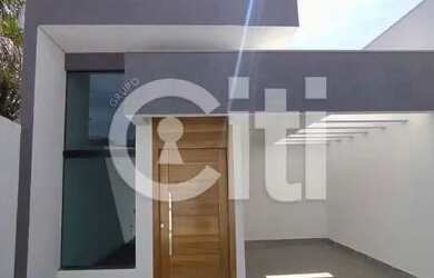 Imagem: A casa possui 3 Dormitórios, 1 Banheiro, 2 Vagas na garagem