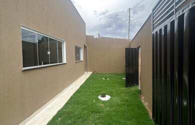 Imagem: A casa possui 3 Dormitórios, 2 Banheiros, 5 Vagas na garagem