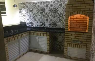 Imagem: A casa possui 3 Dormitórios, 2 Banheiros, 2 Vagas na garagem