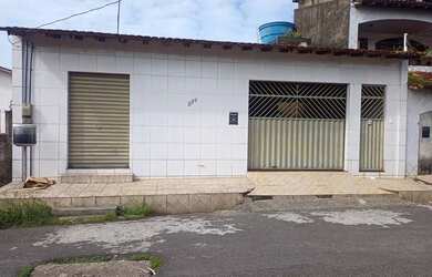 Imagem: A casa possui 3 Dormitórios, 2 Banheiros, 2 Vagas na garagem