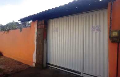 Imagem: A casa possui 2 Dormitórios, 2 Banheiros, 3 Vagas na garagem