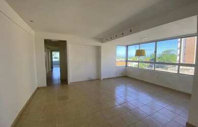 Imagem: O apartamento possui 4 Dormitórios, 2 Banheiros, 2 Vagas na