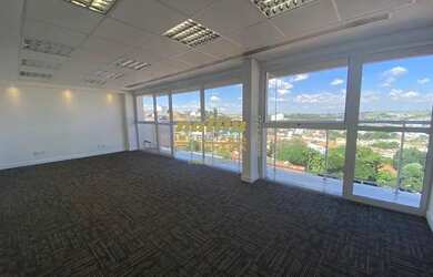 Imagem: O depósito possui 5 Vagas na garagem e 155m² de Área e está