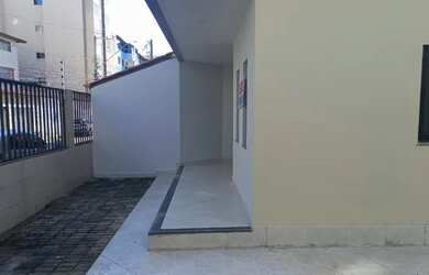 Imagem: A casa possui 3 Dormitórios, 3 Banheiros, 4 Vagas na garagem