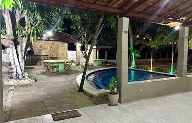 Imagem: A casa possui 4 Dormitórios, 3 Banheiros, 5 Vagas na garagem