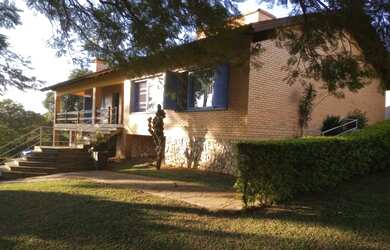 Imagem: A casa possui 5 Dormitórios, 4 Banheiros, 5 Vagas na garagem