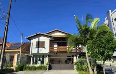 Imagem: A casa possui 4 Dormitórios, 3 Banheiros, 2 Vagas na garagem