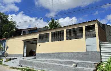 Imagem: A casa possui 4 Dormitórios, 3 Banheiros, 5 Vagas na garagem