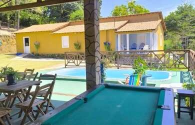 Imagem: A casa possui 3 Dormitórios, Acomodam 12 pessoas, 4 Vagas na