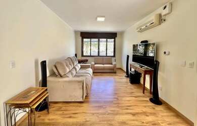 Imagem: A casa possui 3 Dormitórios, 3 Banheiros, 4 Vagas na garagem