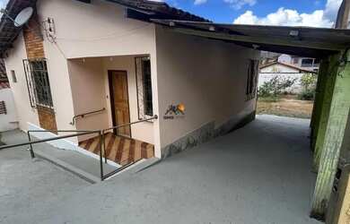 Imagem: A casa possui 2 Dormitórios, 1 Banheiro, 3 Vagas na garagem