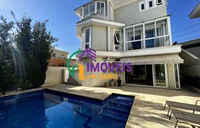 Imagem: A casa em condomínio possui 4 Dormitórios, 4 Banheiros, 5