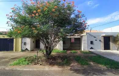 Imagem: A casa possui 3 Dormitórios, 1 Banheiro, 1 Vaga na garagem