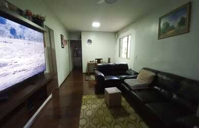 Imagem: A casa possui 4 Dormitórios, 3 Banheiros, 2 Vagas na garagem