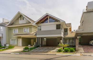 Imagem: A casa em condomínio possui 4 Dormitórios, 3 Banheiros, 2