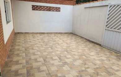 Imagem: A casa possui 2 Dormitórios, 1 Banheiro, 2 Vagas na garagem