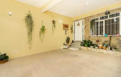 Imagem: A casa possui 3 Dormitórios, 2 Banheiros, 2 Vagas na garagem