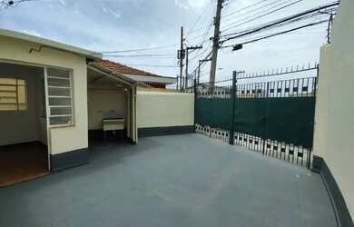 Imagem: A casa possui 1 Dormitório, 1 Banheiro, 2 Vagas na garagem