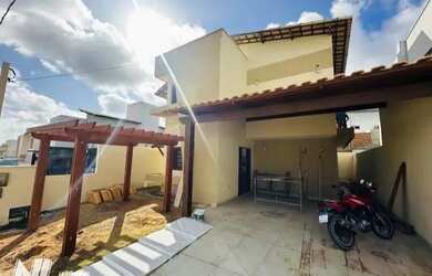 Imagem: A casa possui 4 Dormitórios, 4 Banheiros, 2 Vagas na garagem