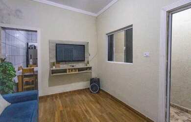 Imagem: A casa possui 3 Dormitórios, 2 Banheiros, 1 Vaga na garagem