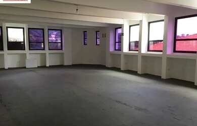 Imagem: O depósito possui 5 Vagas na garagem, 500m² de Área e está