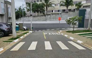 Imagem: A casa possui 2 Dormitórios, 1 Banheiro, 2 Vagas na garagem