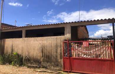 Imagem: A casa possui 4 Dormitórios, 1 Banheiro, 1 Vaga na garagem