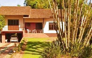 Imagem: A casae possui 4 Dormitórios, 3 Banheiros, 2 Vagas na garagem