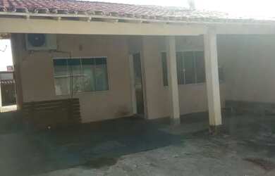 Imagem: A casa possui 2 Dormitórios, 2 Banheiros, 2 Vagas na garagem