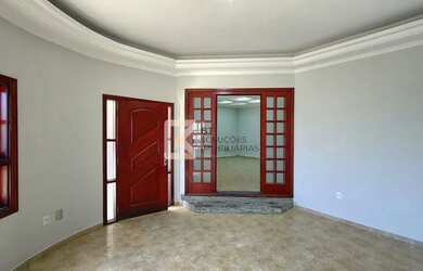 Imagem: A casa possui 4 Dormitórios, 4 Banheiros, 4 Vagas na garagem