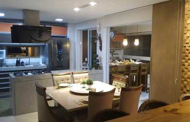 Imagem 2: Porteira fechada lado do Flamboyant com churrasqueira a carvão